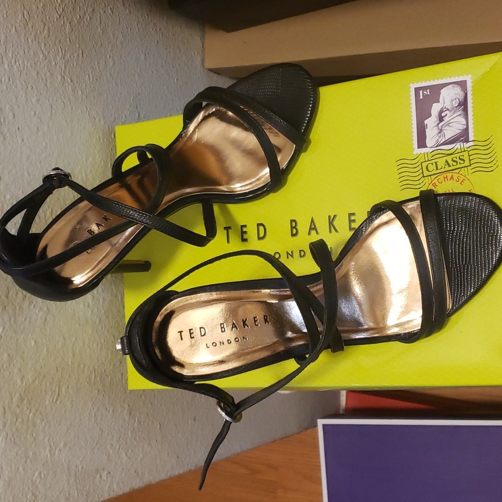 Elegant vlack Ted Baker Heels